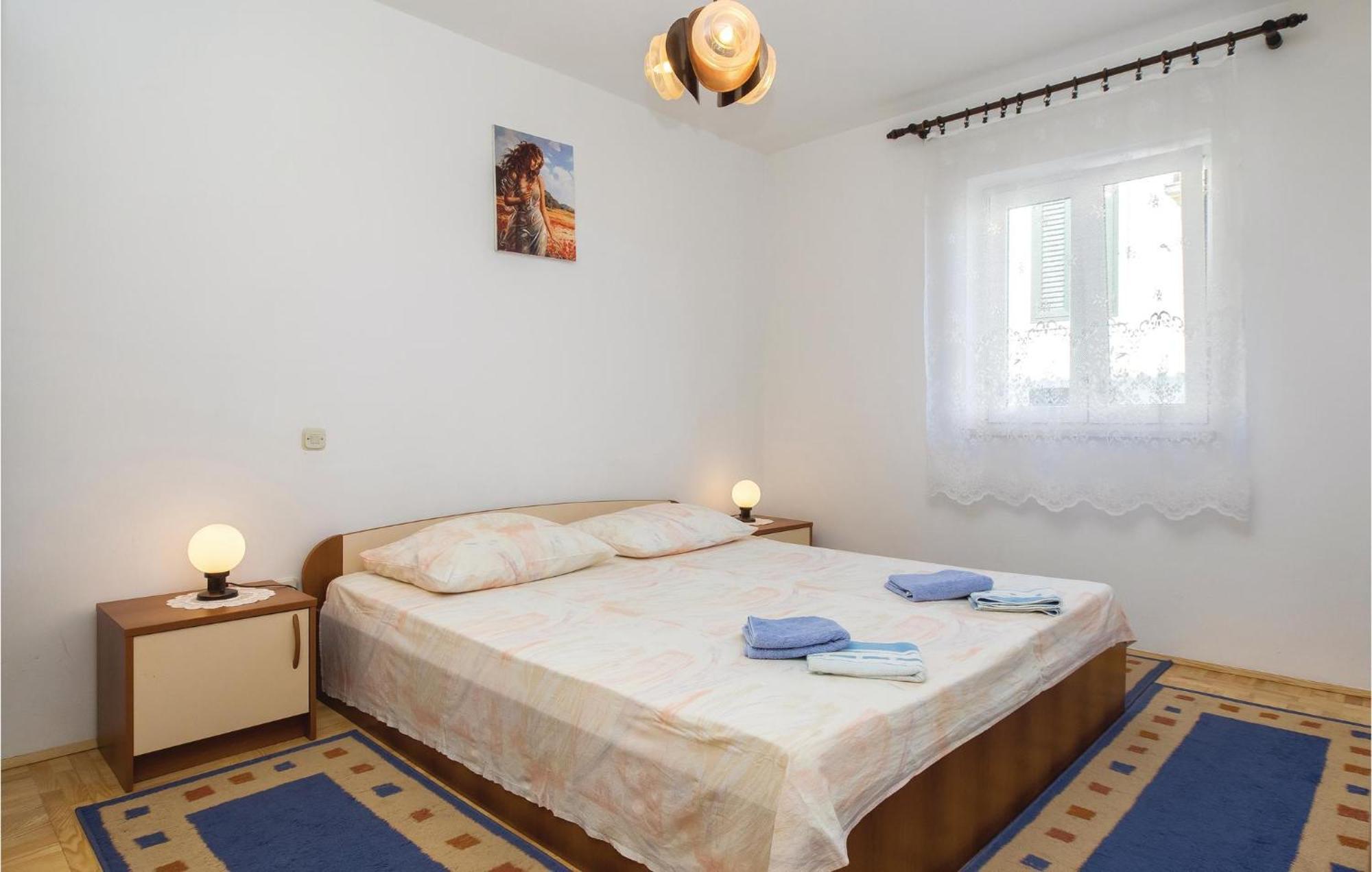 2 Bedroom Amazing Apartment In Supetar Exteriör bild