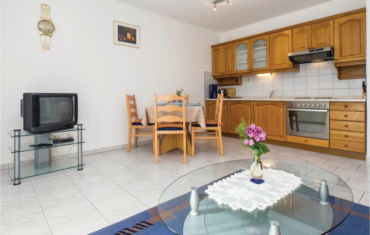 2 Bedroom Amazing Apartment In Supetar Exteriör bild
